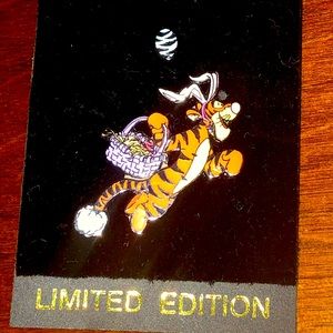 Disney Limited Edition 2 pin Easter set of Tigger